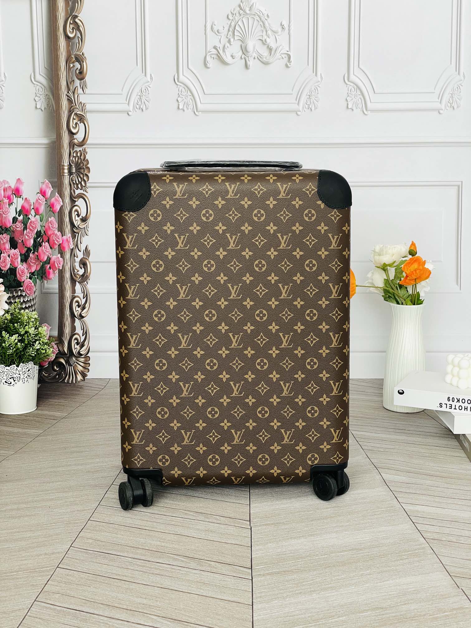 M20294 Horizon 55 Monogram Macassar