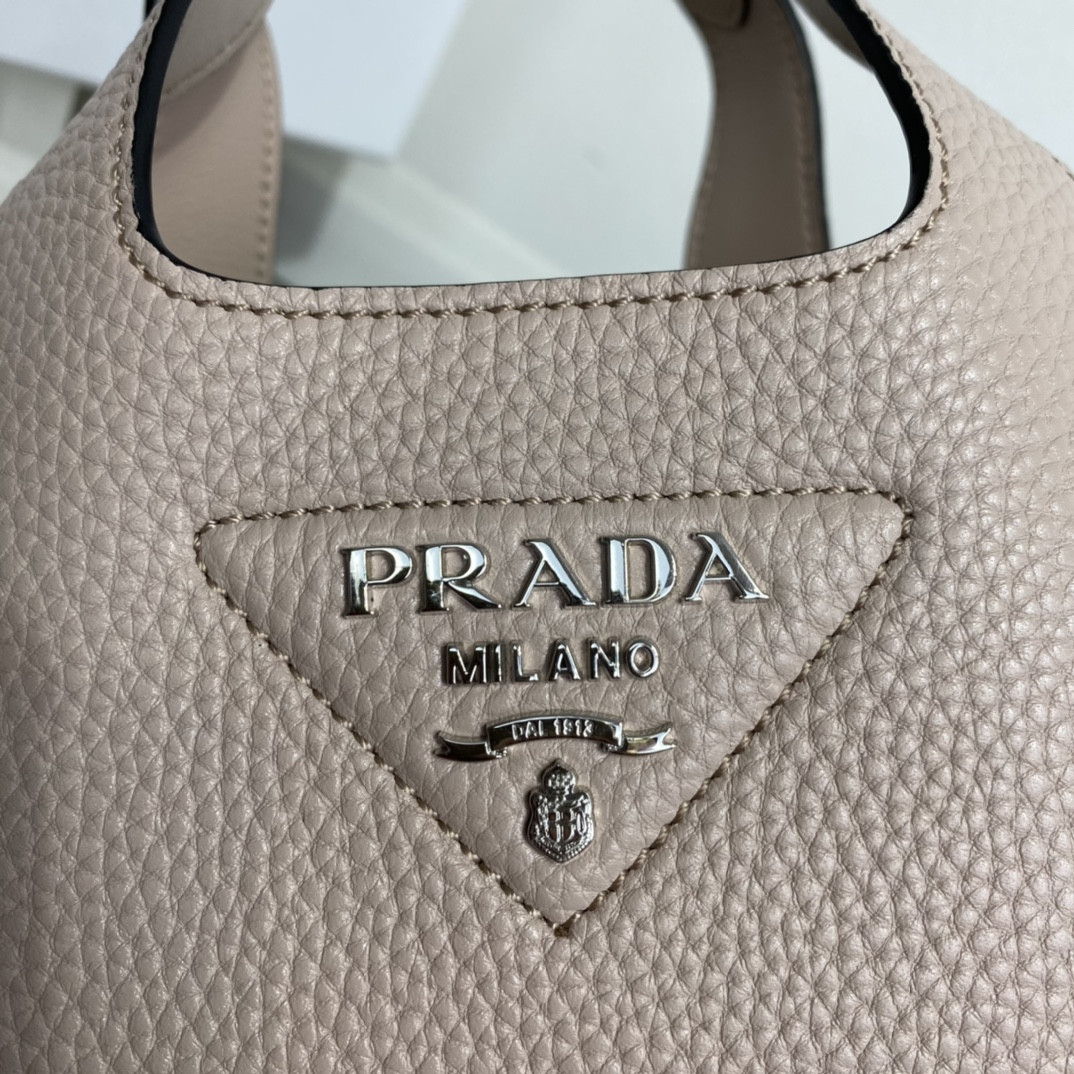 Pra*a Crochet Tote Bag