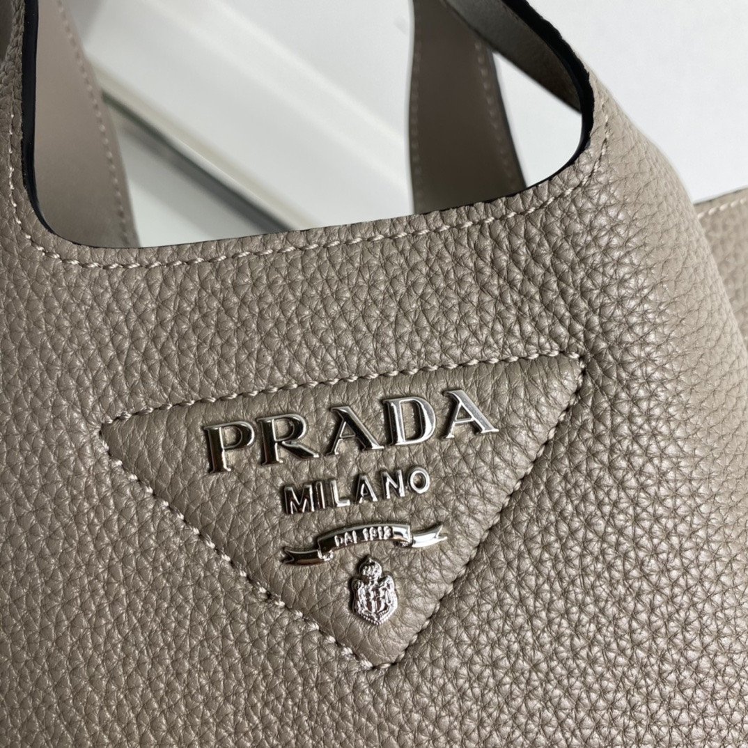 Pra*a Crochet Tote Bag