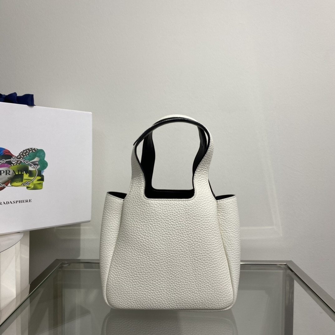 Pra*a Crochet Tote Bag