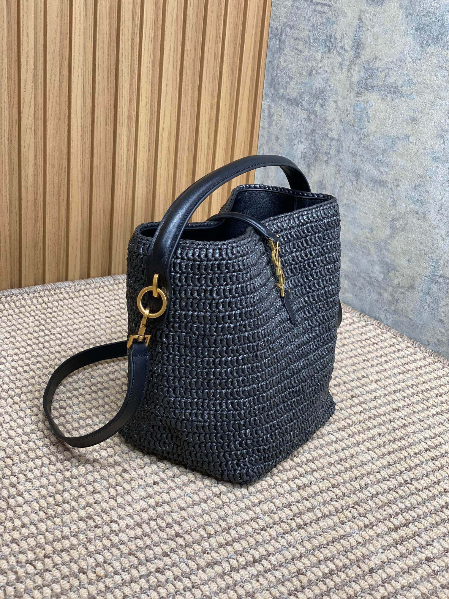 Y51 Sa1nt Lau*nt original leather Y51 bucket bag, raffia and vegetable tanned stitching, with adjustable and detachable shoulder strap size 20x25x16cm Code: 742828