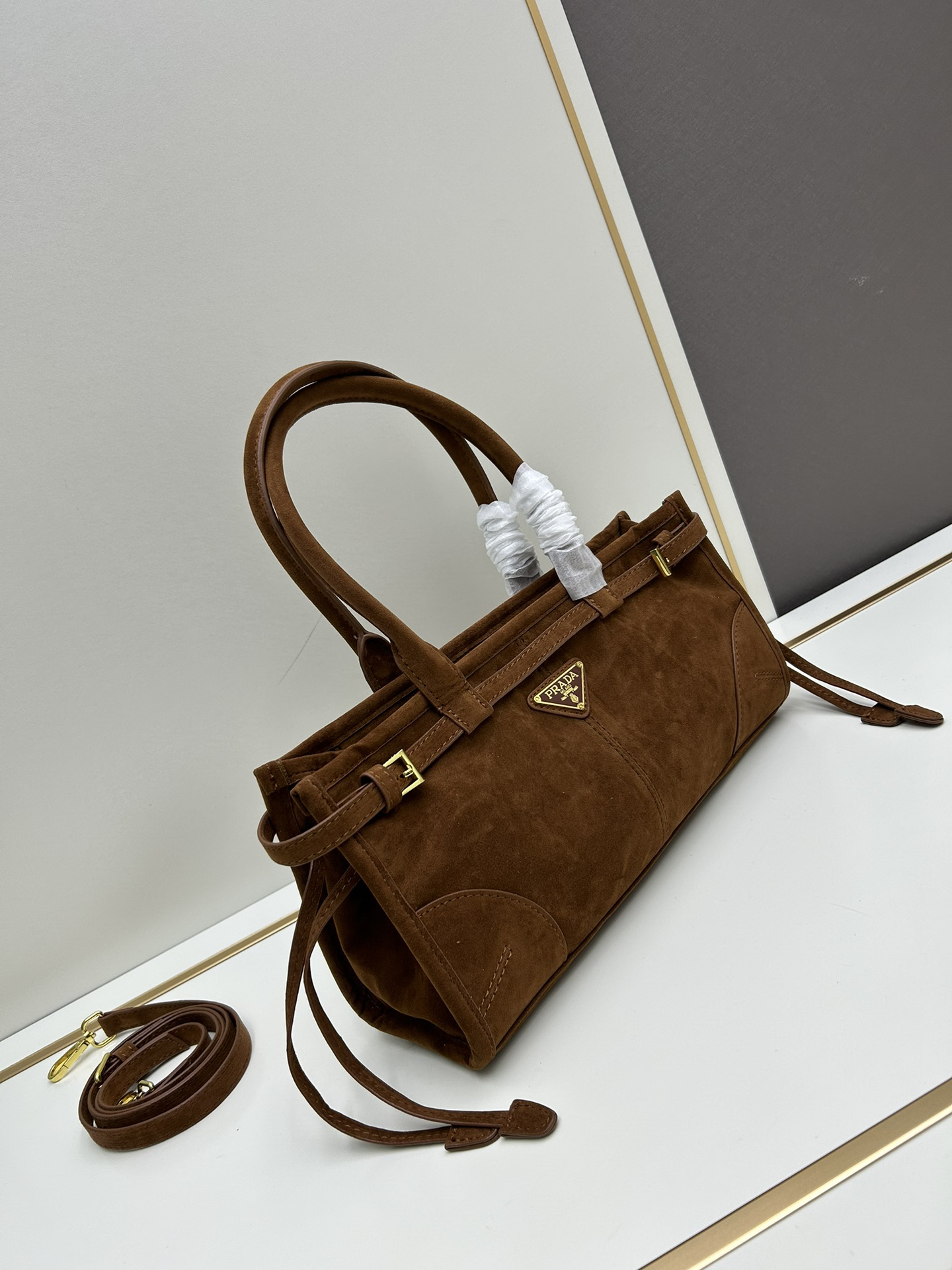 Pra*a matte size 32x15x11, style number 2452 [ADA new product] retro style, black waxed leather, the new favorite handbag!