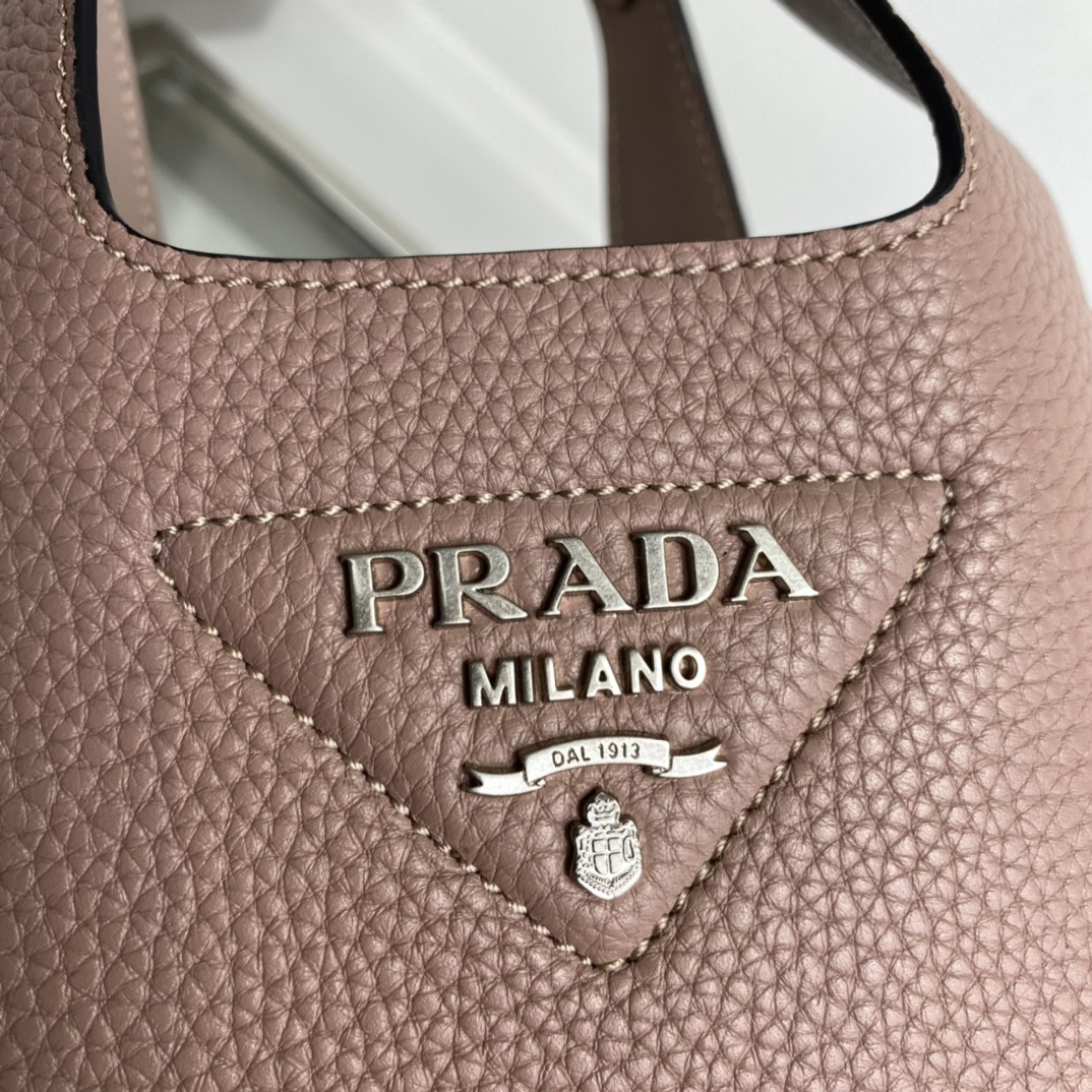 Pra*a Crochet Tote Bag