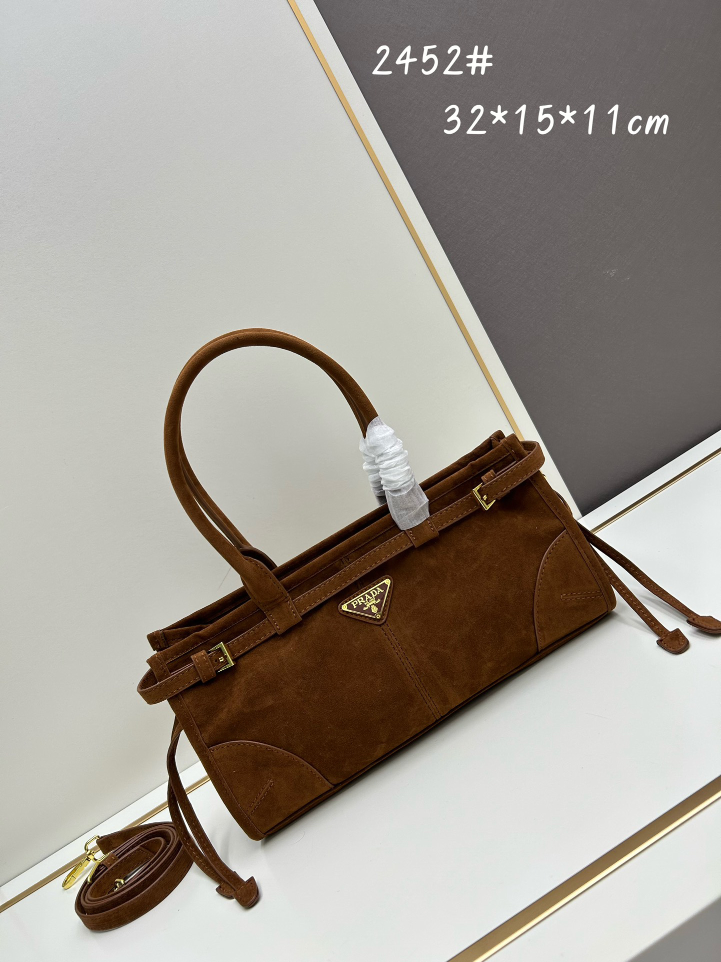 Pra*a matte size 32x15x11, style number 2452 [ADA new product] retro style, black waxed leather, the new favorite handbag!