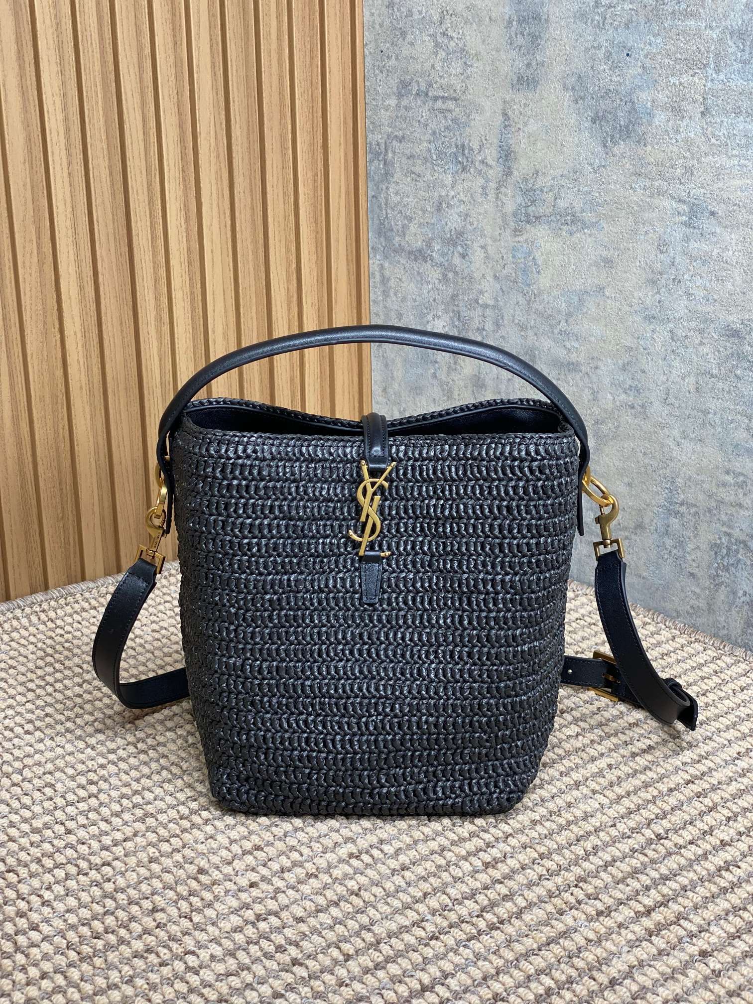 Y51 Sa1nt Lau*nt original leather Y51 bucket bag, raffia and vegetable tanned stitching, with adjustable and detachable shoulder strap size 20x25x16cm Code: 742828