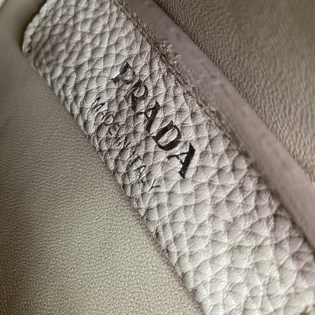 Pra*a Crochet Tote Bag