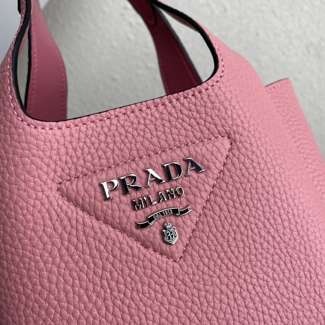 Pra*a Crochet Tote Bag