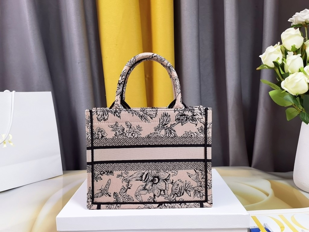 Small D10r Book Tote