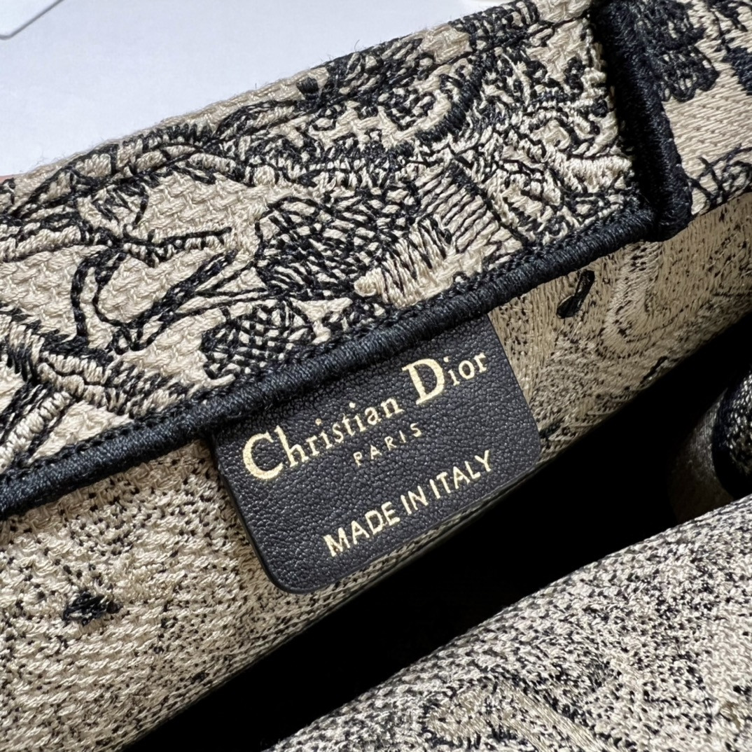 Small D10r Book Tote