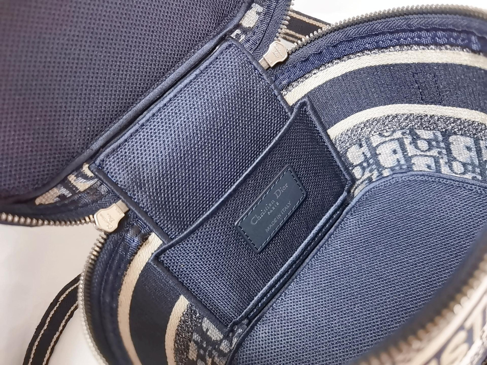 D10r travel Vanity