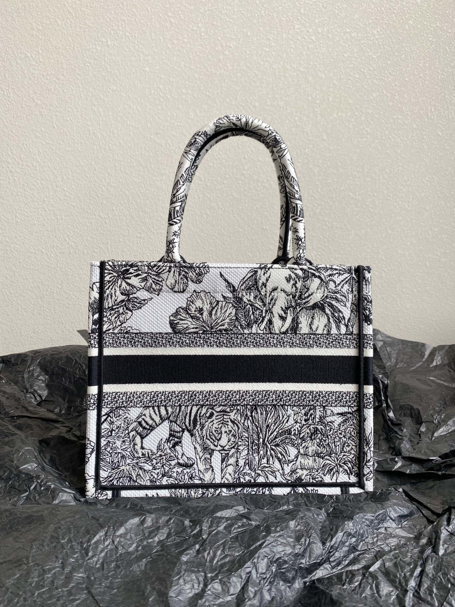 Small D10r Book Tote