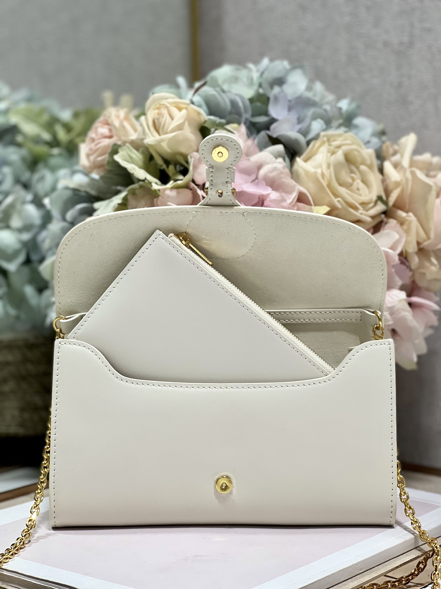 D10r Bobby East-west Pouch With Chain