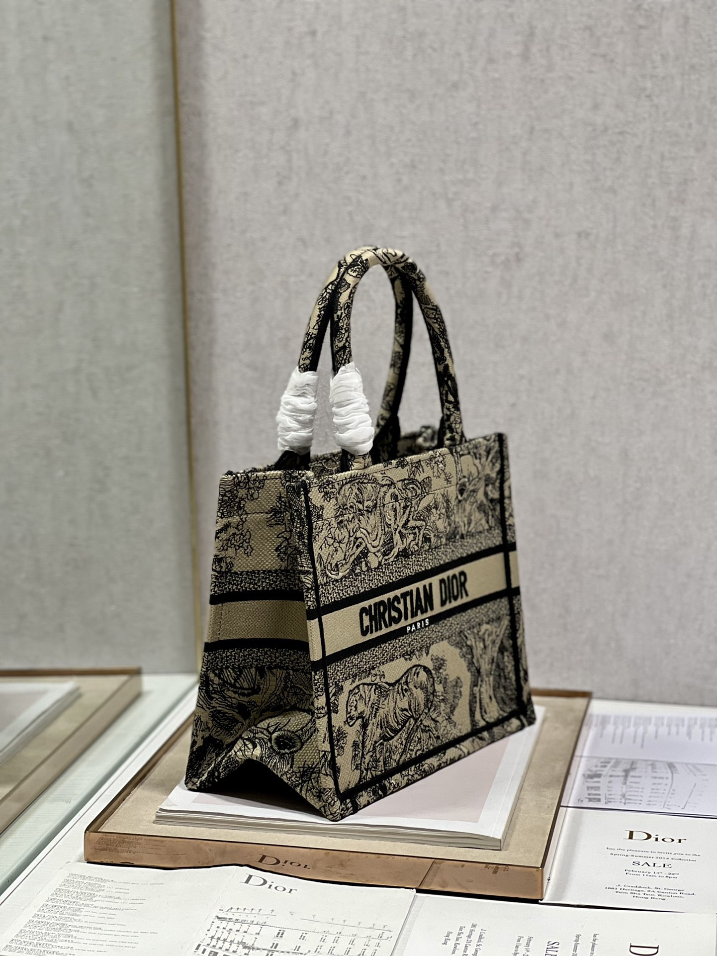 Small D10r Book Tote