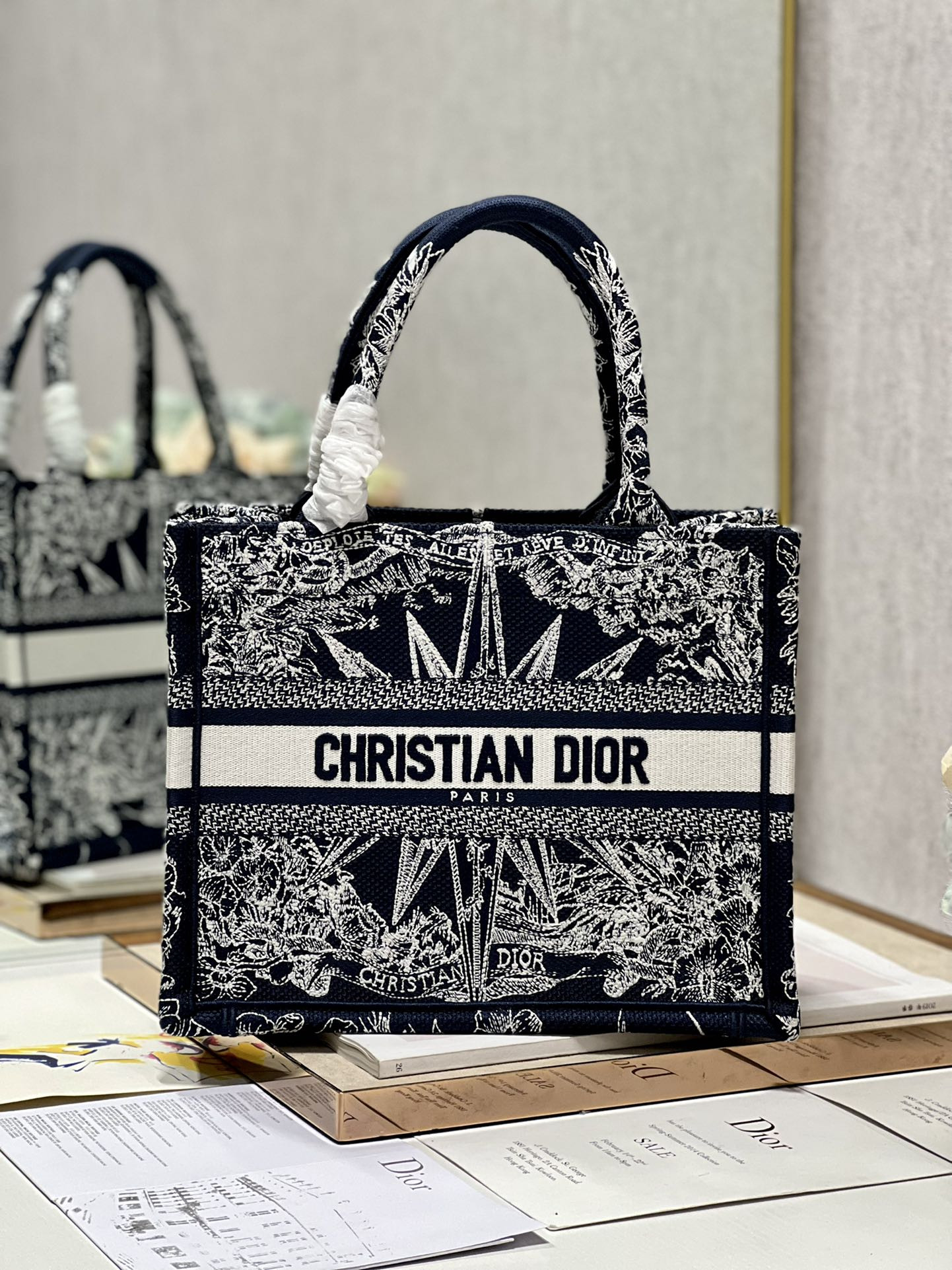 Small D10r Book Tote