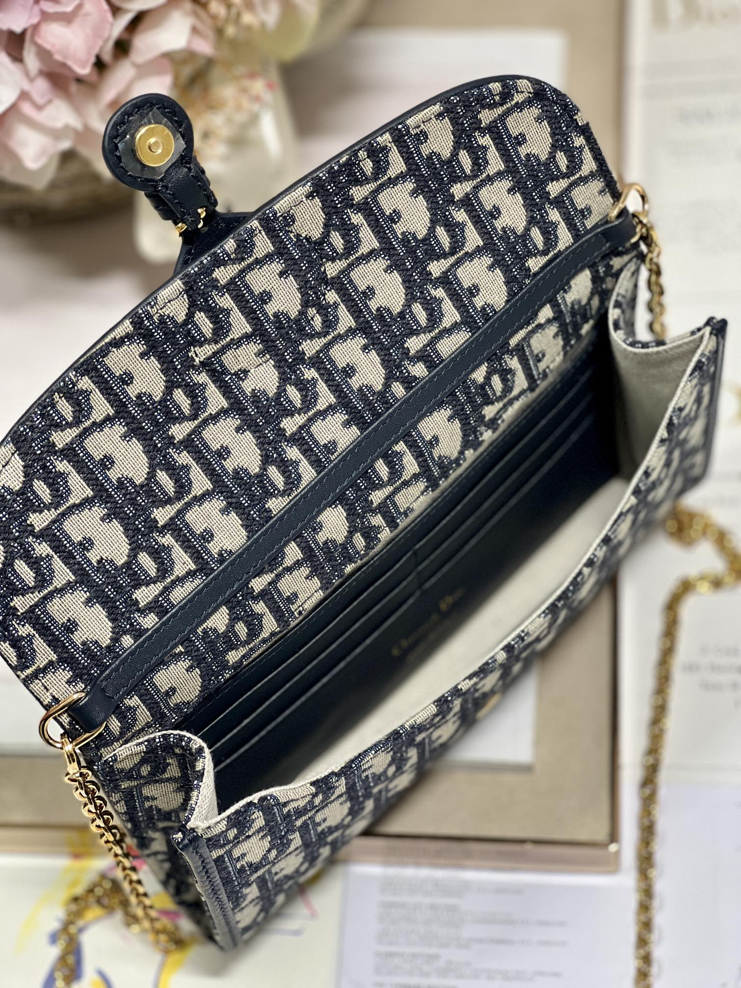 D10r Bobby East-west Pouch With Chain