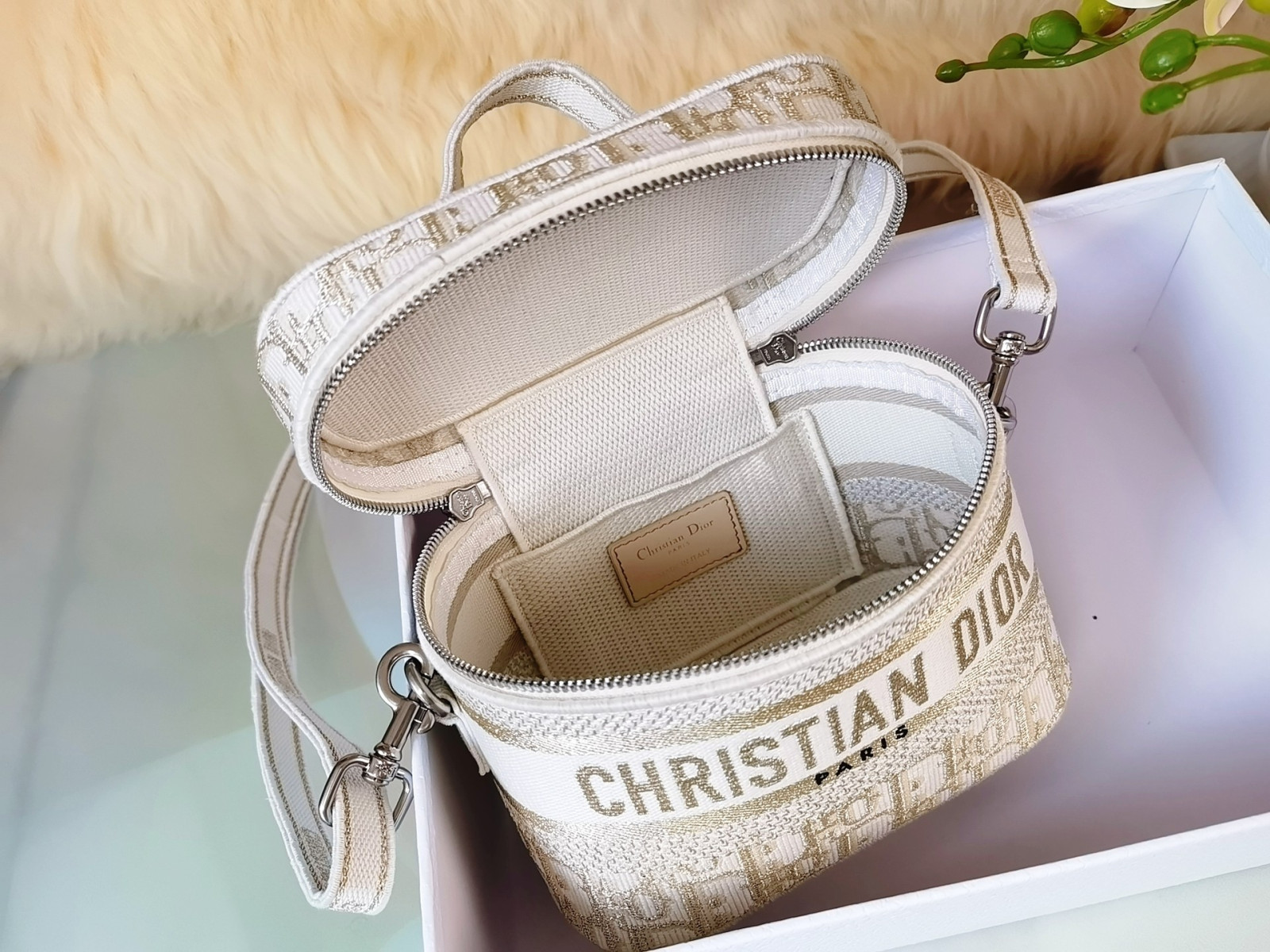 D10r travel Vanity