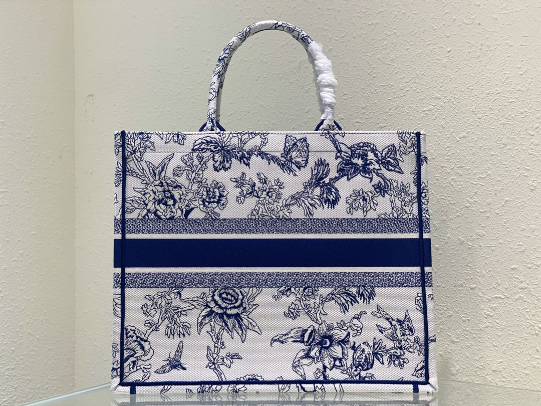 Large D10r Book Tote