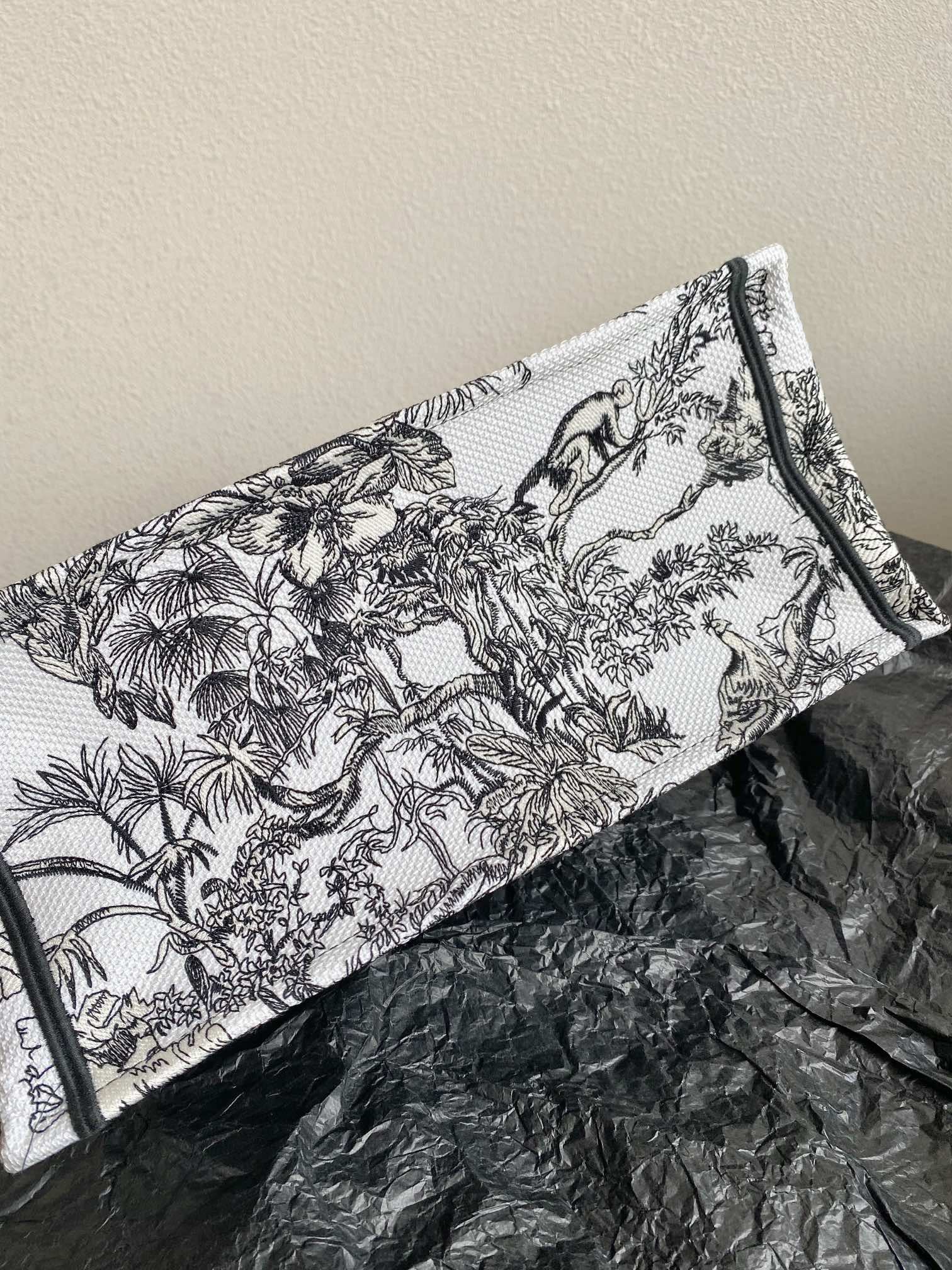 Medium D10r Book Tote