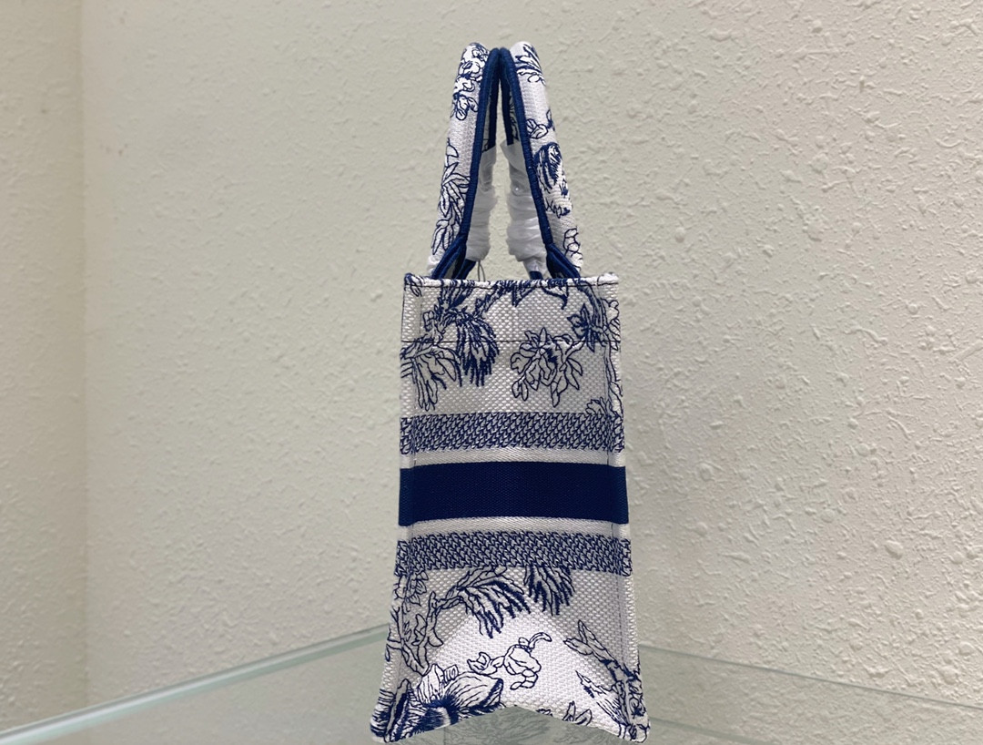 Small D10r Book Tote
