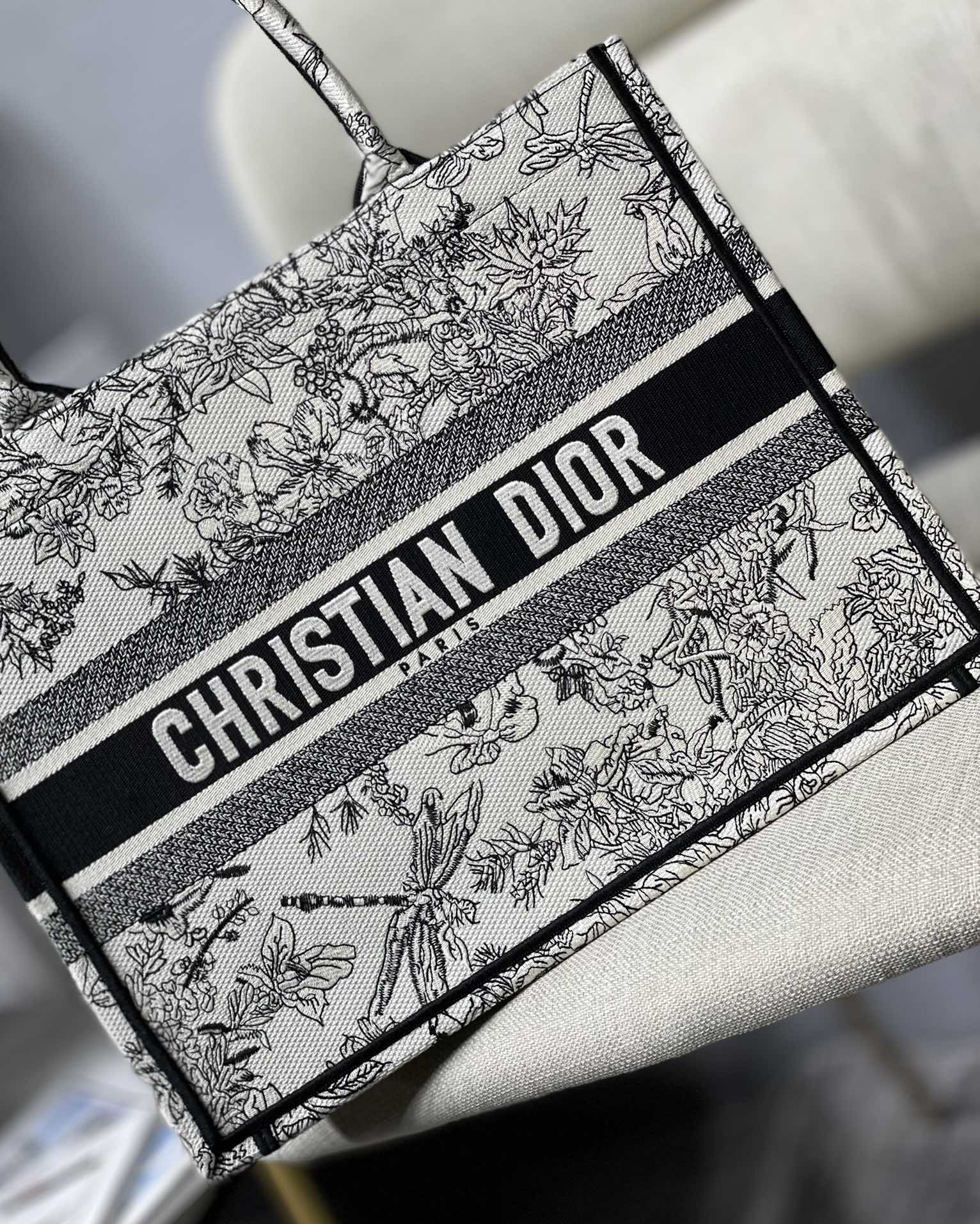 Medium D10r Book Tote