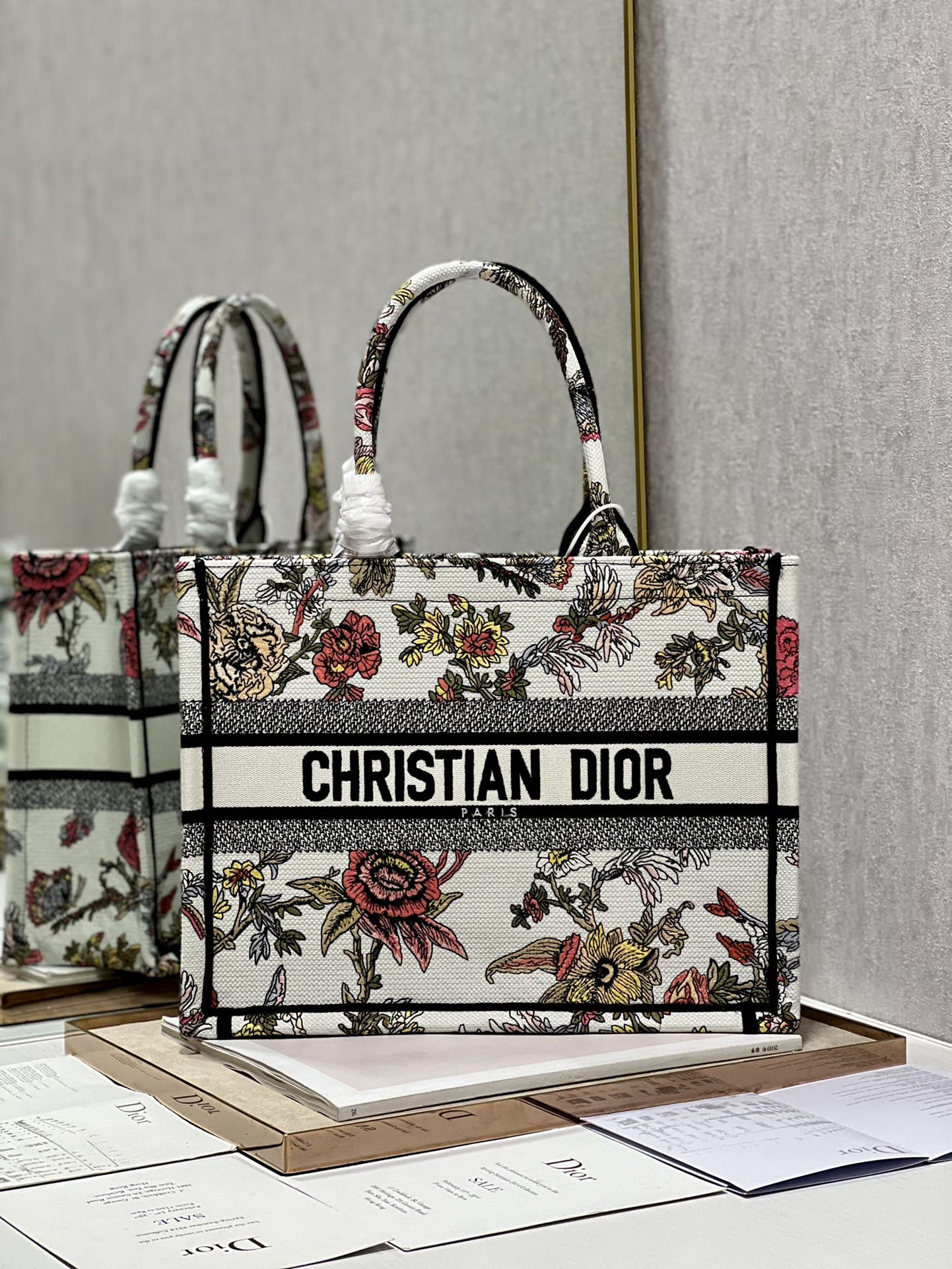 Medium D10r Book Tote