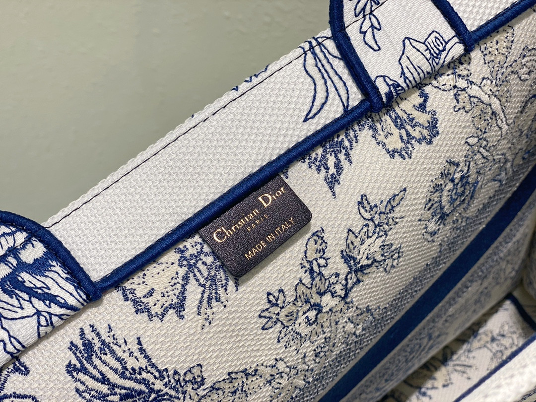Large D10r Book Tote