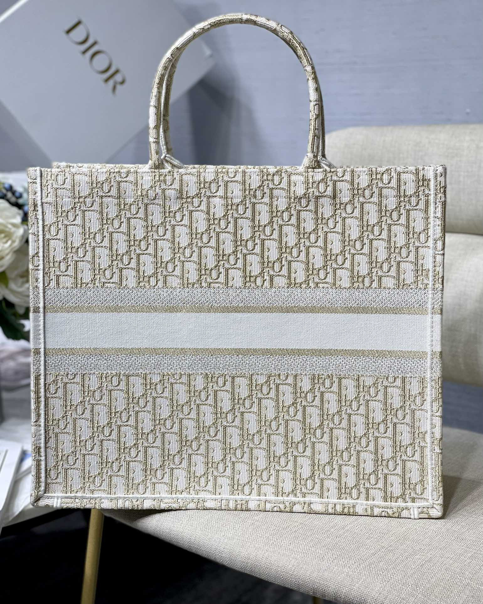 Large D10r Book Tote