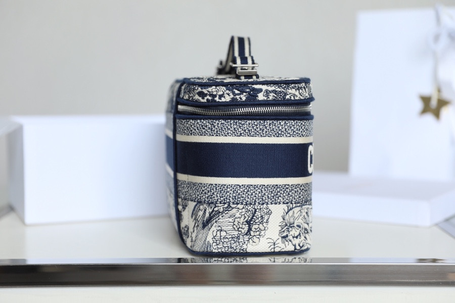 D10r Travel Vanity