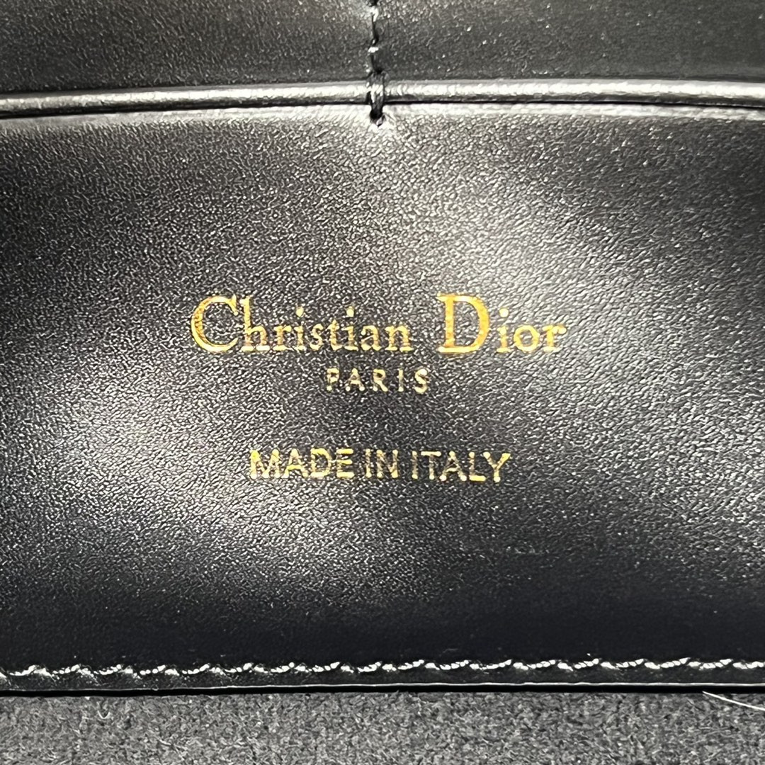 D10r Bobby East-west Pouch With Chain