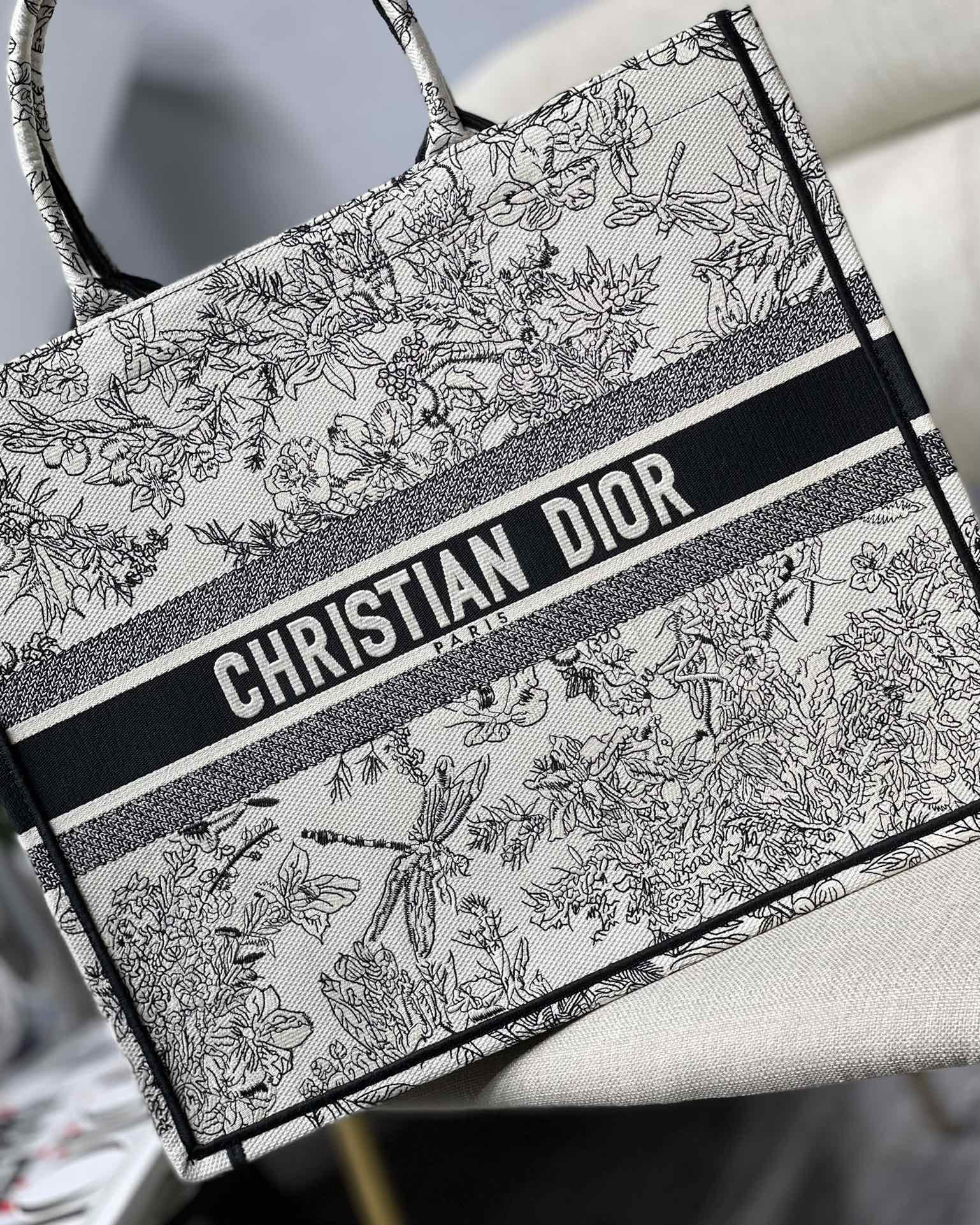Large D10r Book Tote