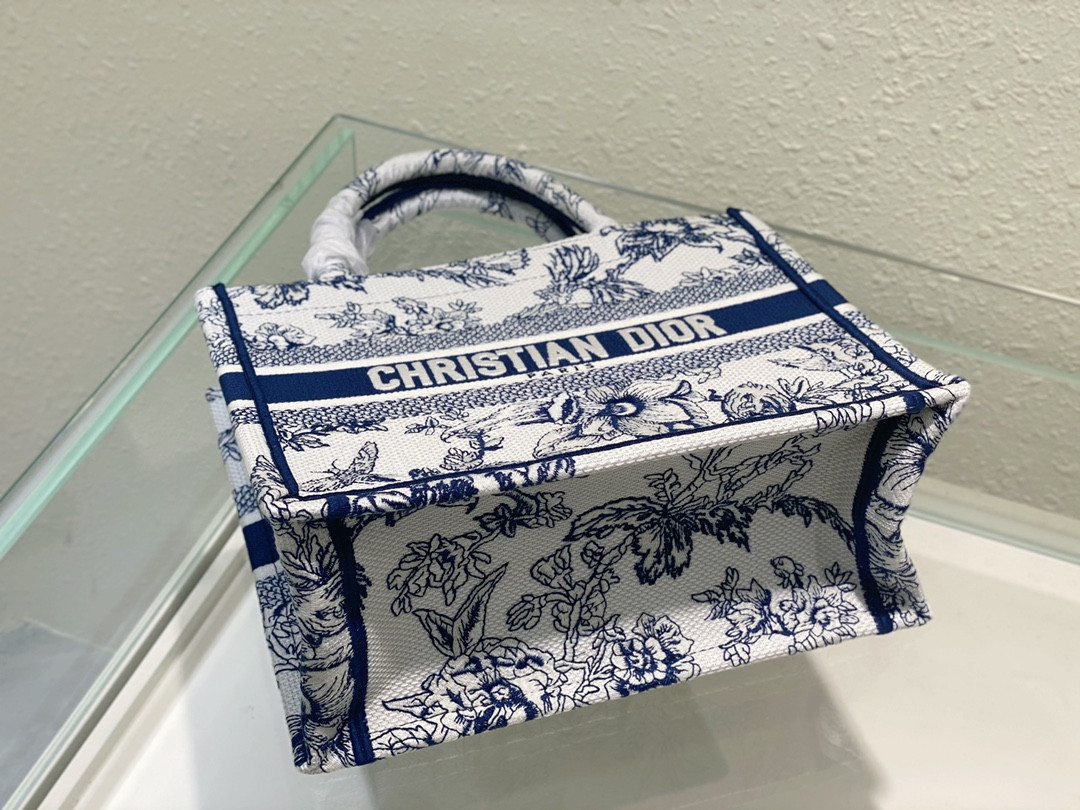 Small D10r Book Tote