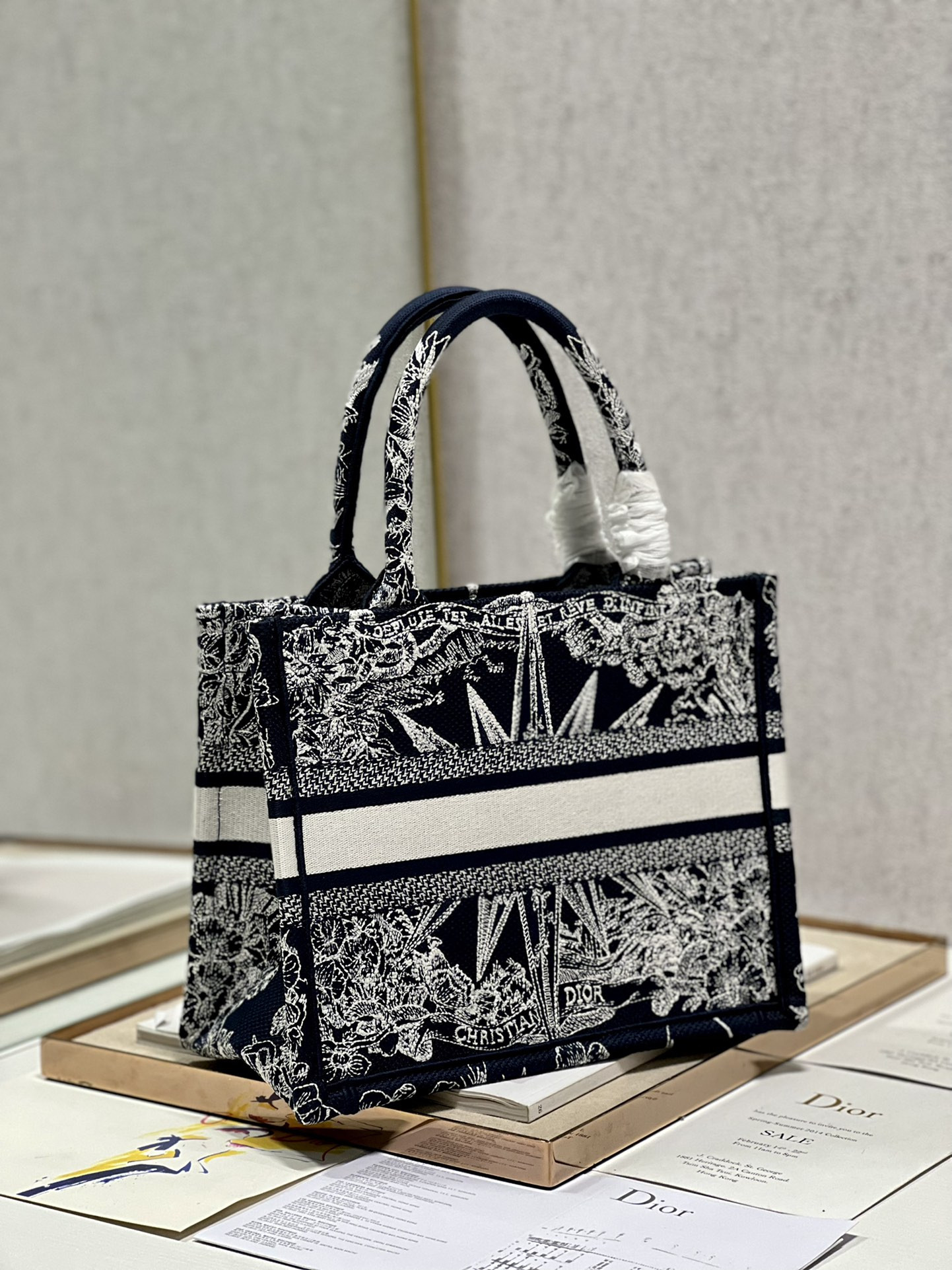 Small D10r Book Tote