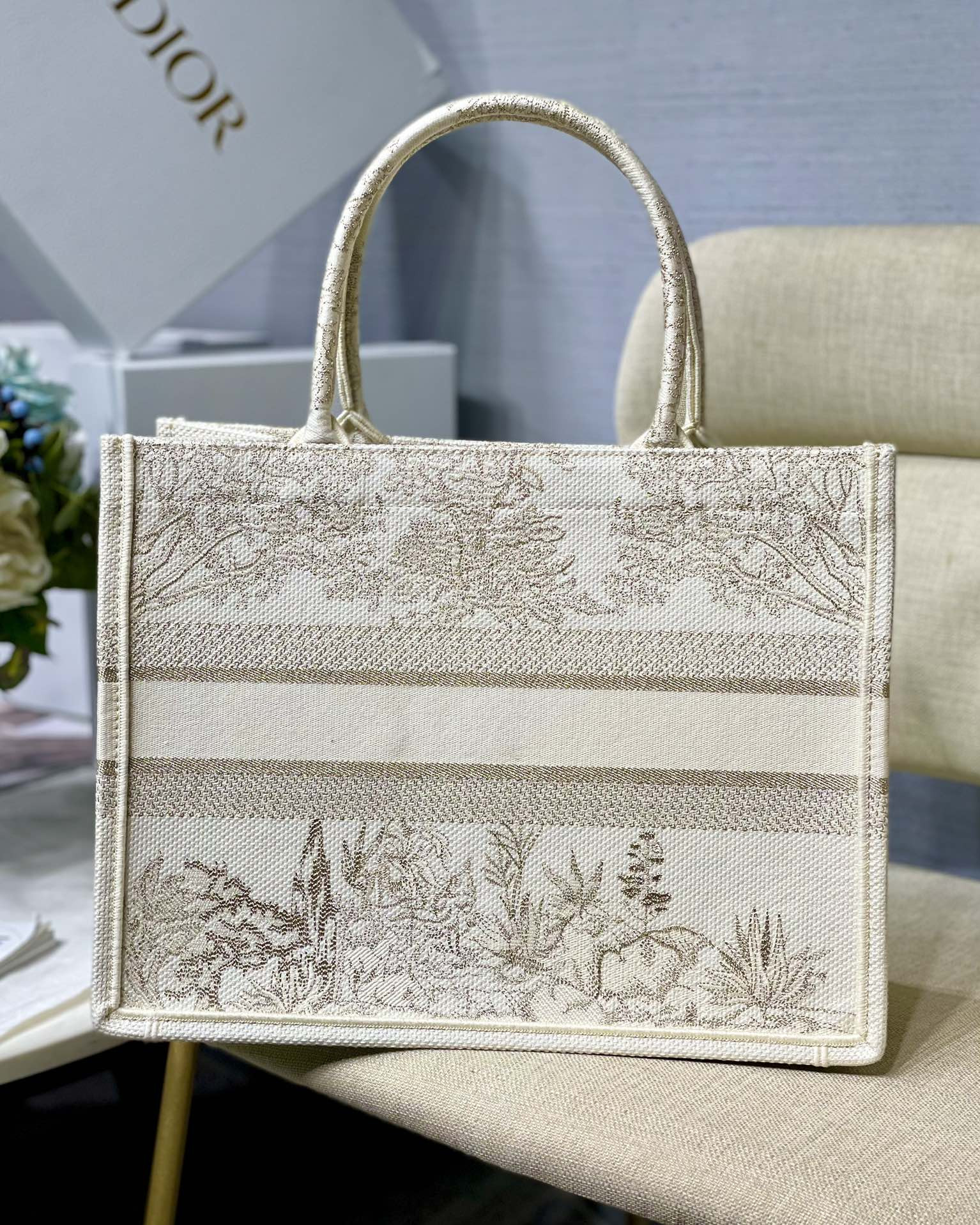 Medium D10r Book Tote