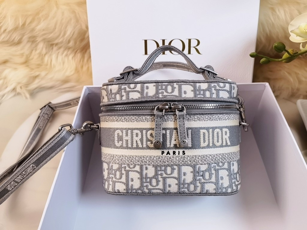 D10r travel Vanity