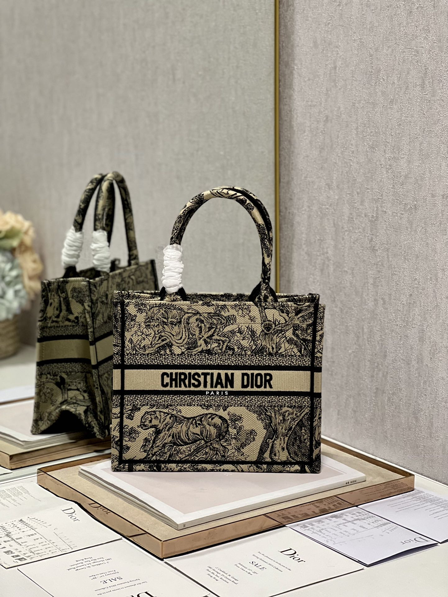 Small D10r Book Tote