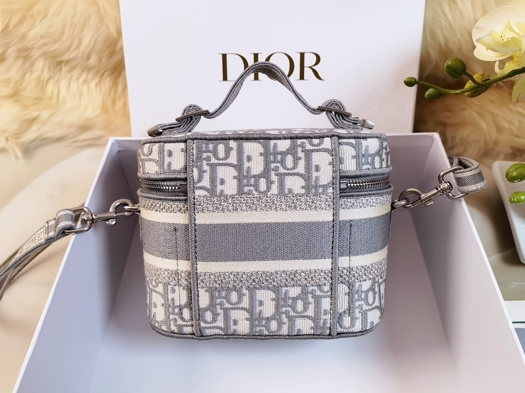 D10r travel Vanity
