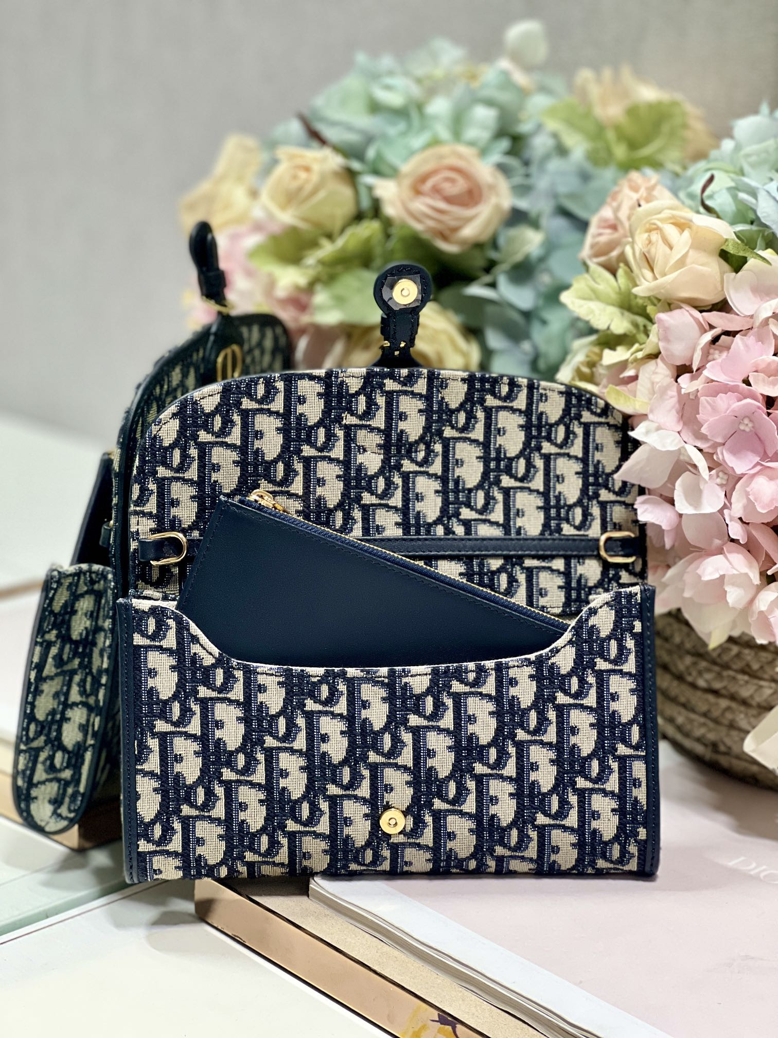 D10r Bobby East-west Pouch With Chain