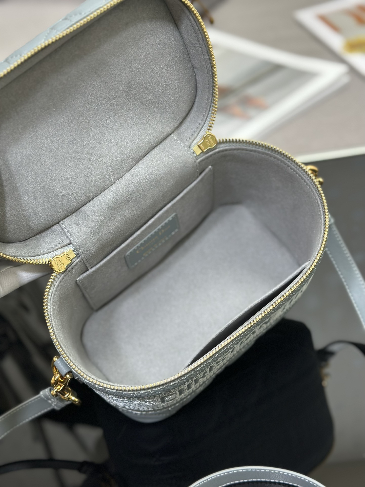 D10r Travel Vanity