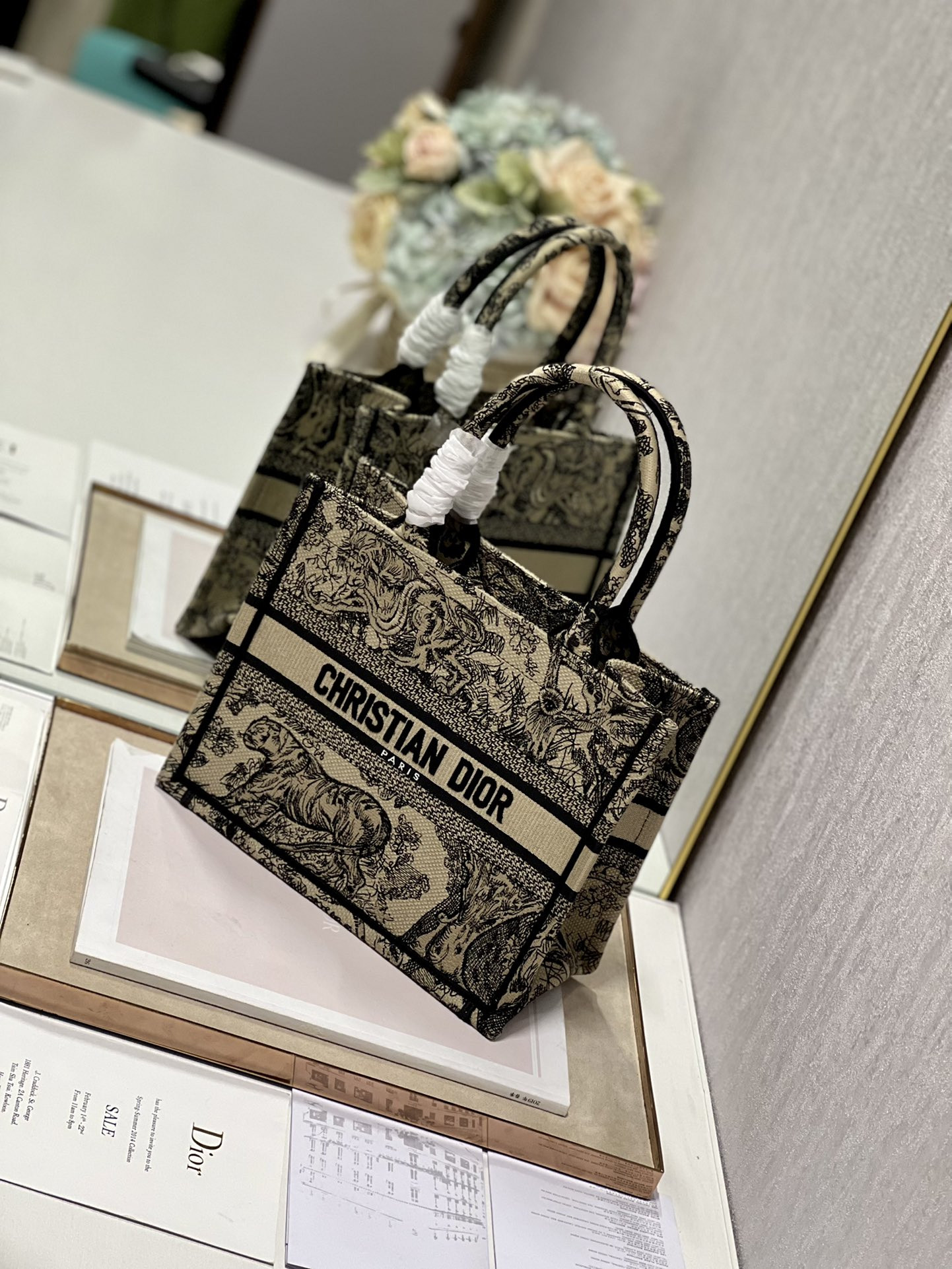 Small D10r Book Tote