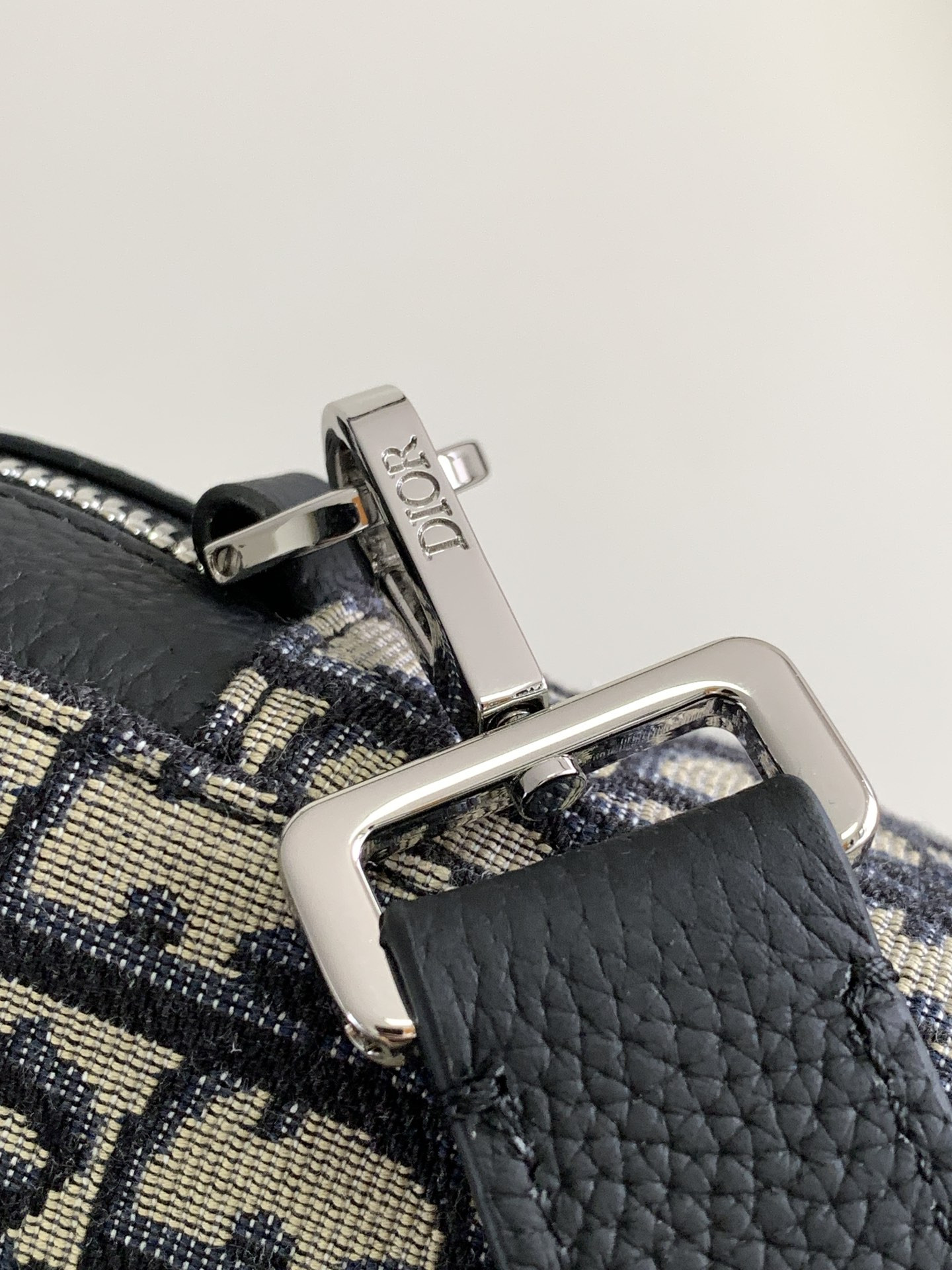 D10r World Tour Bag