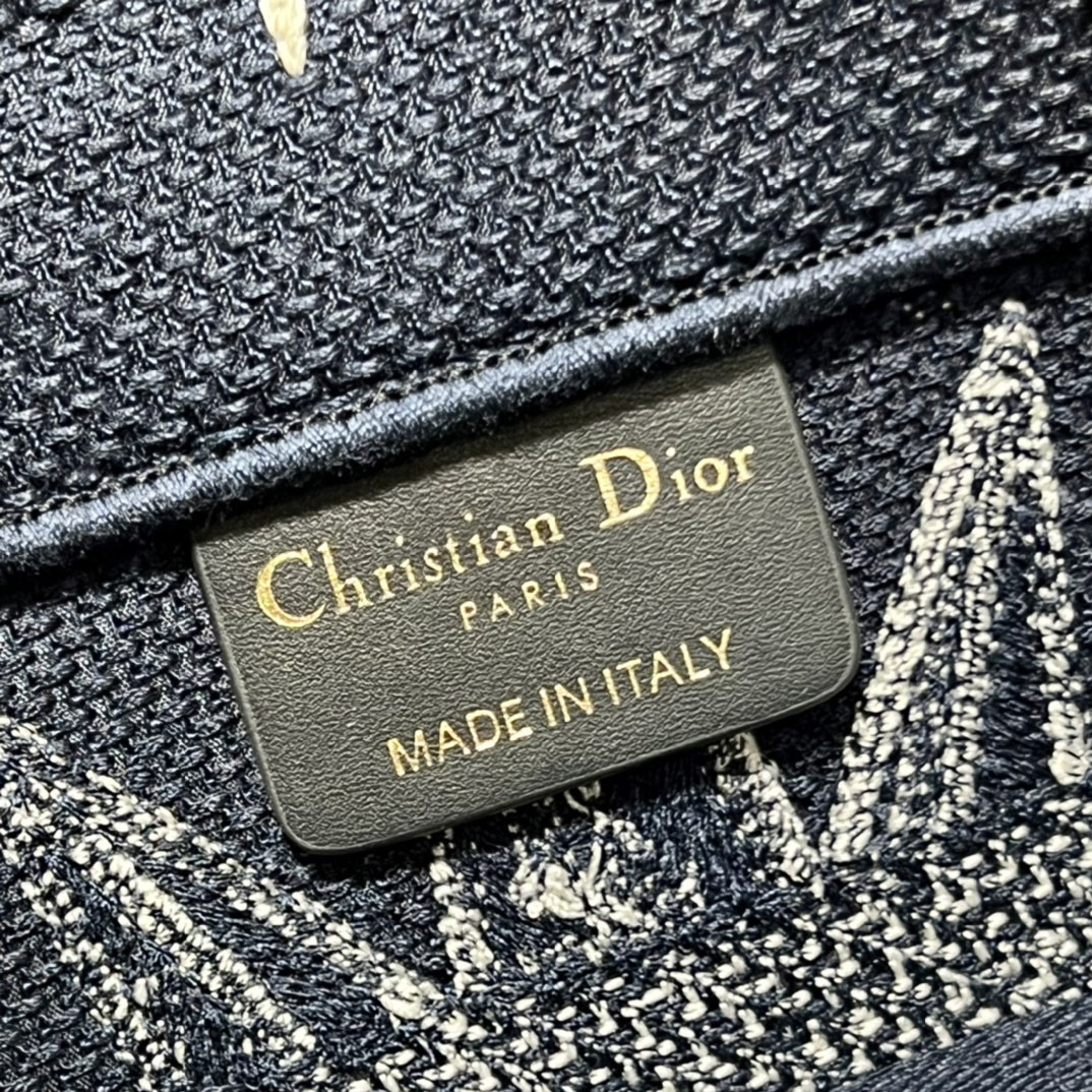 Small D10r Book Tote