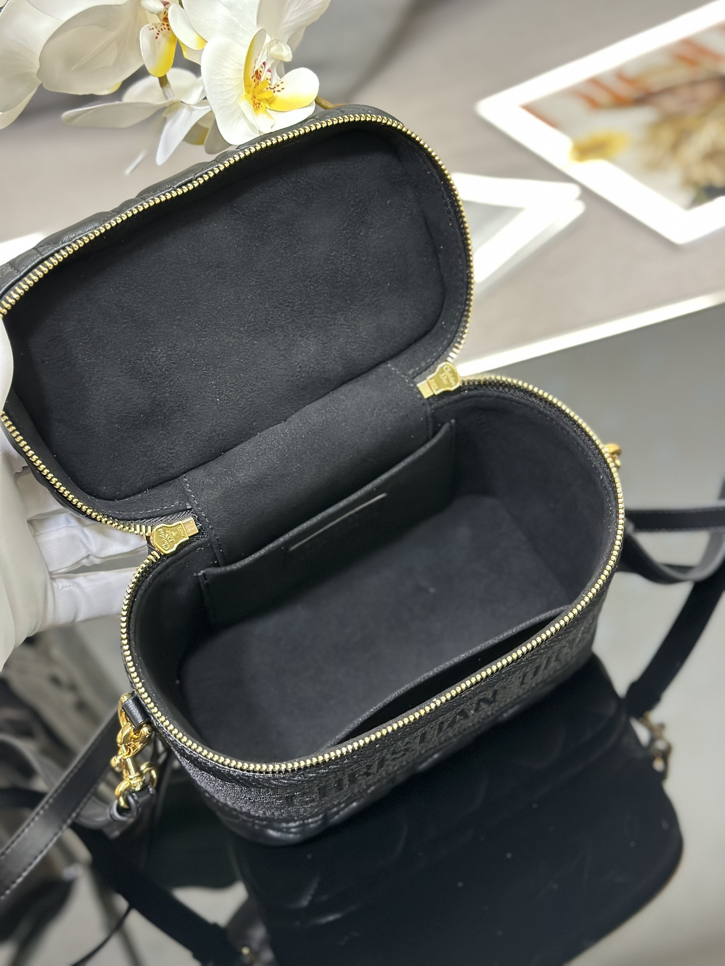 D10r Travel Vanity