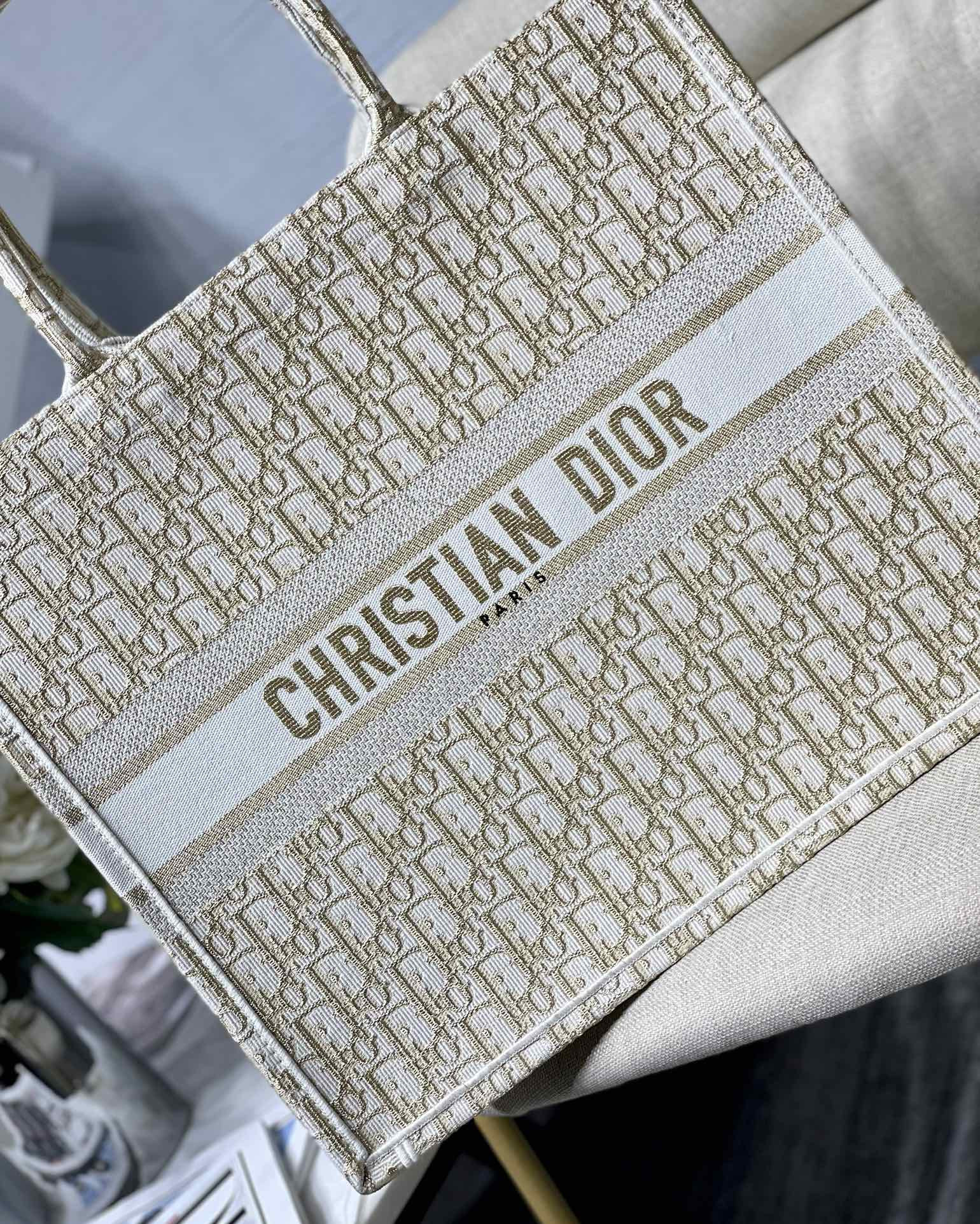 Large D10r Book Tote