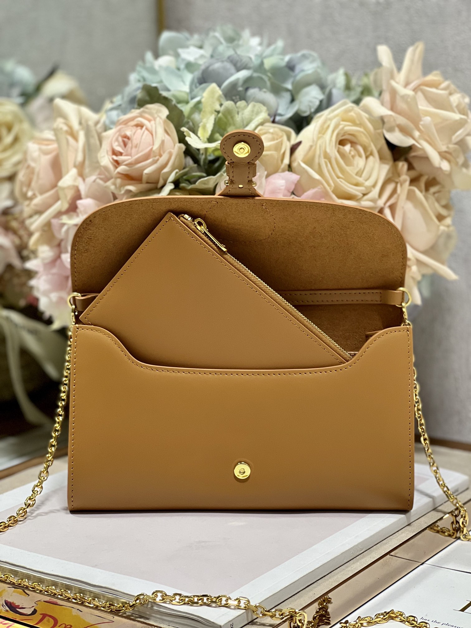 D10r Bobby East-west Pouch With Chain