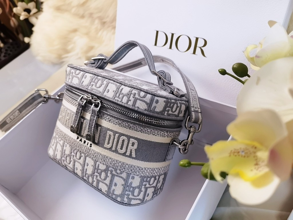 D10r travel Vanity