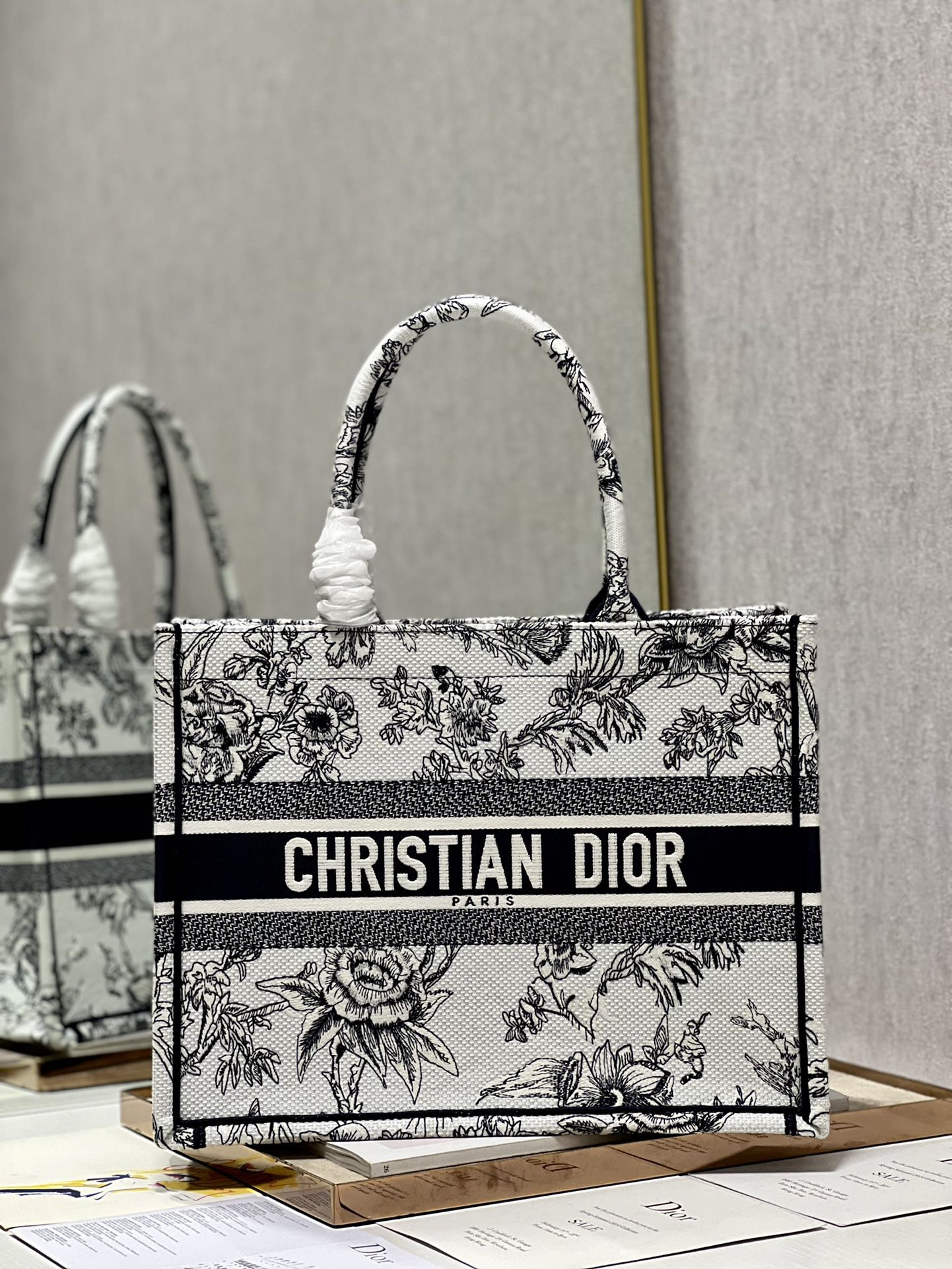 Medium D10r Book Tote
