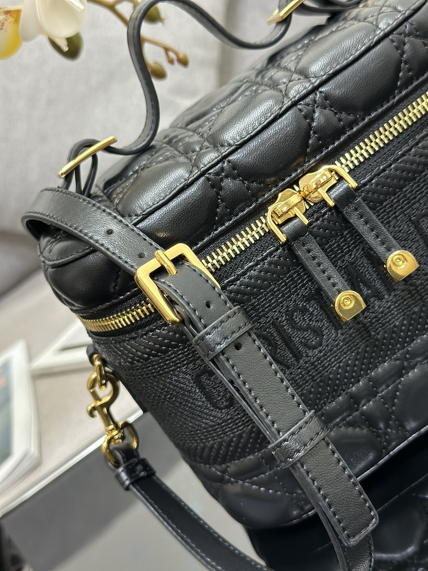 D10r Travel Vanity