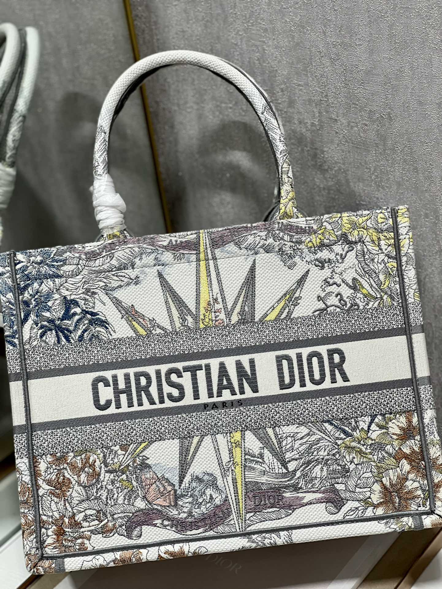 Medium D10r Book Tote
