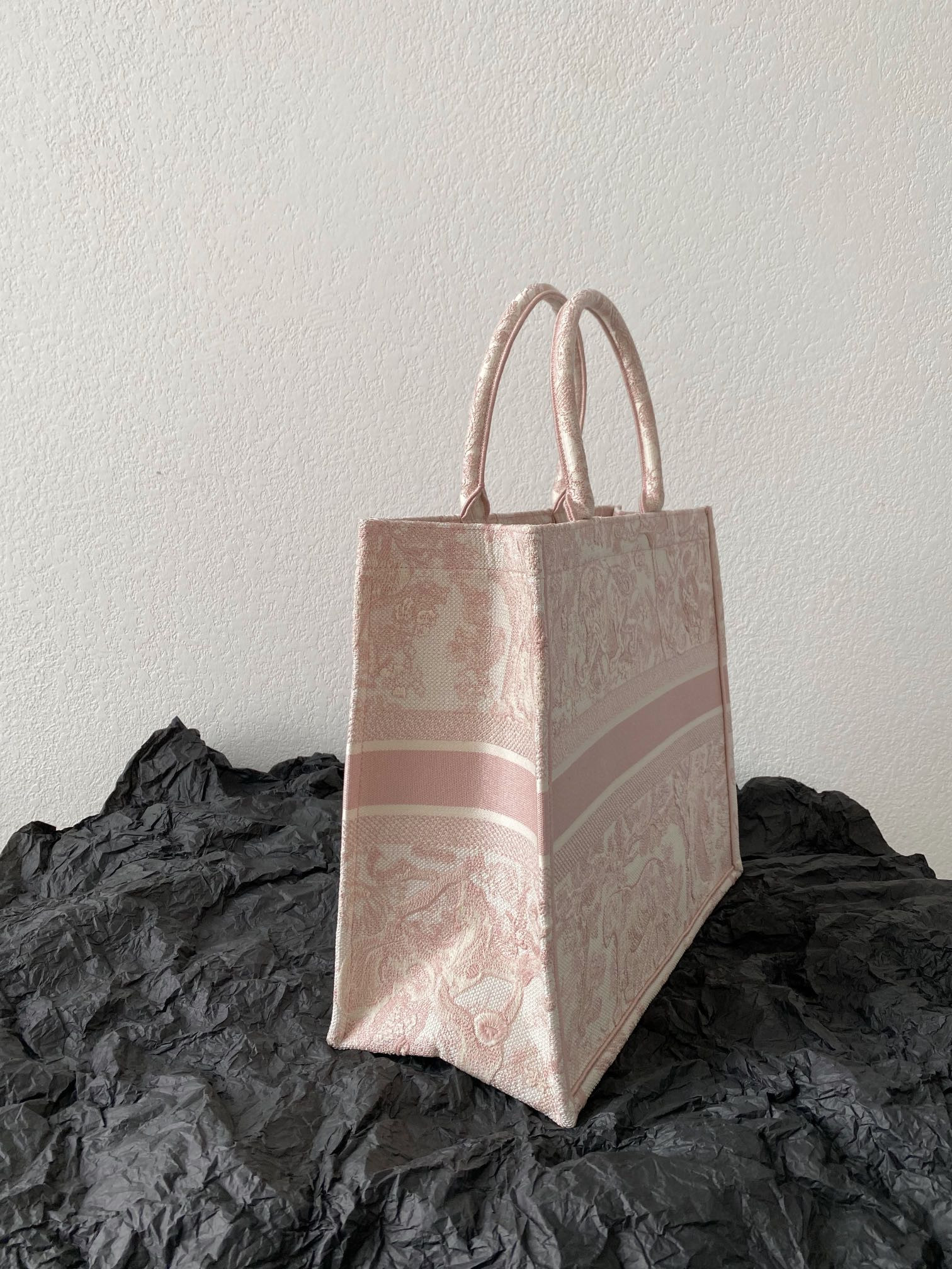 Large D10r Book Tote