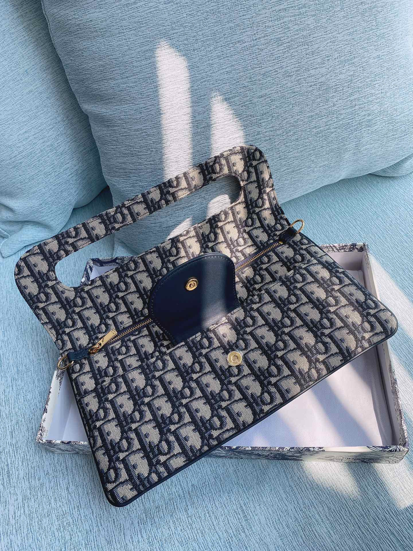 D10r Mini Travel Vanity